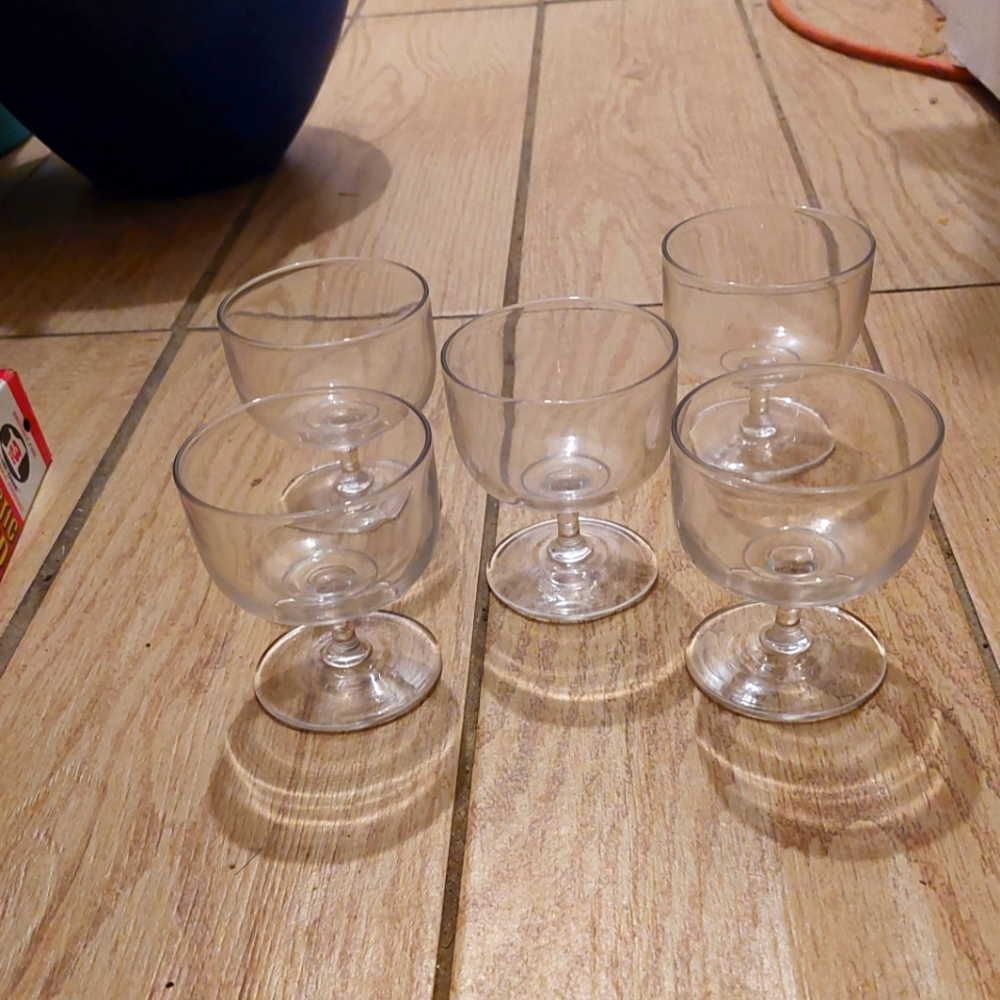 Stemmed glasses (5)
